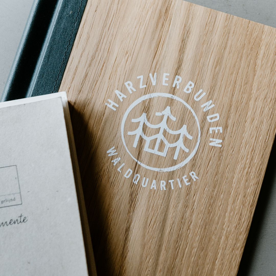 Harzverbunden Logo auf Holzmappe im Siebdruck