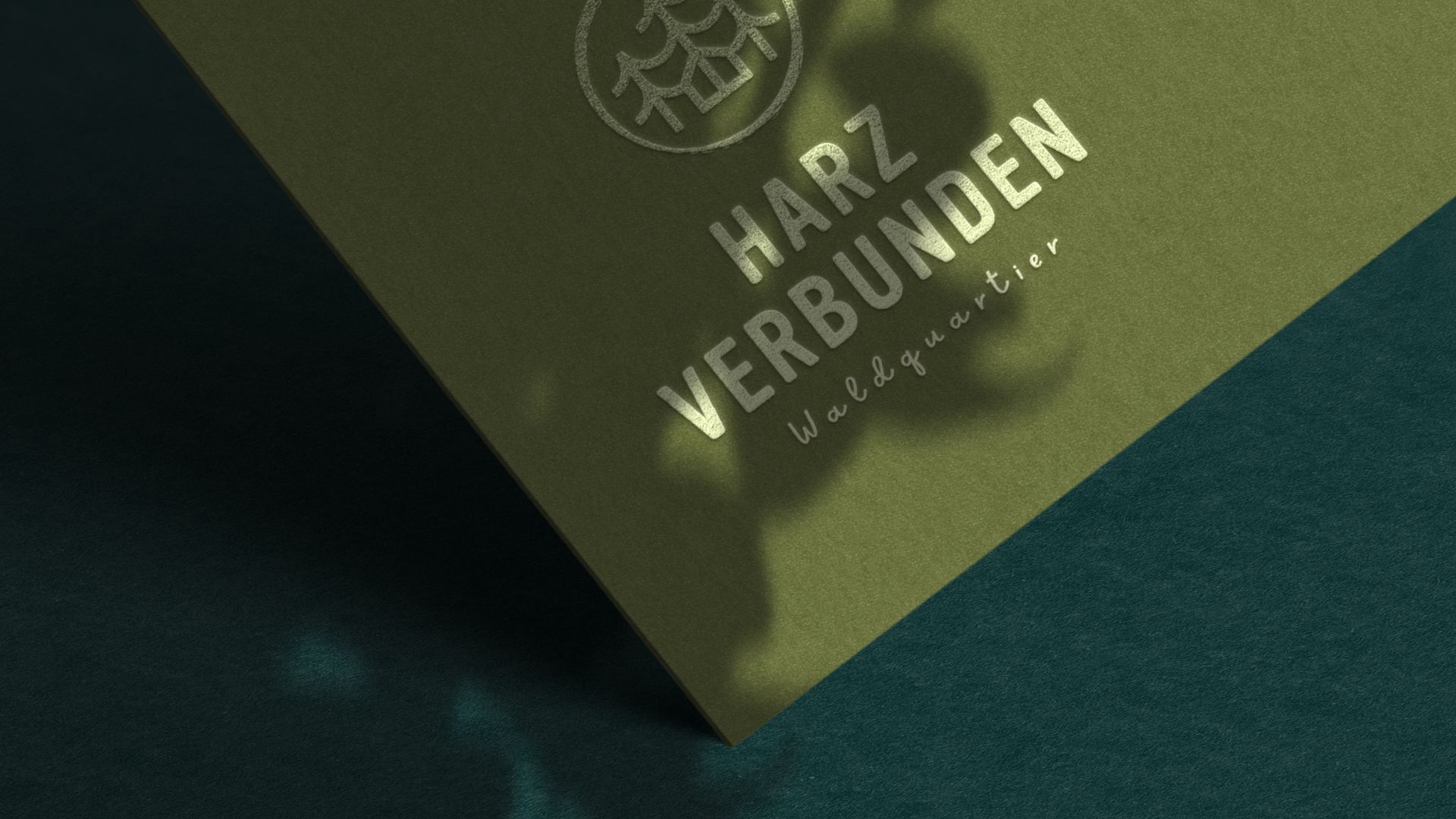 Harzverbunden Logodesign auf Gmund Papier mit Heißfolienprägung